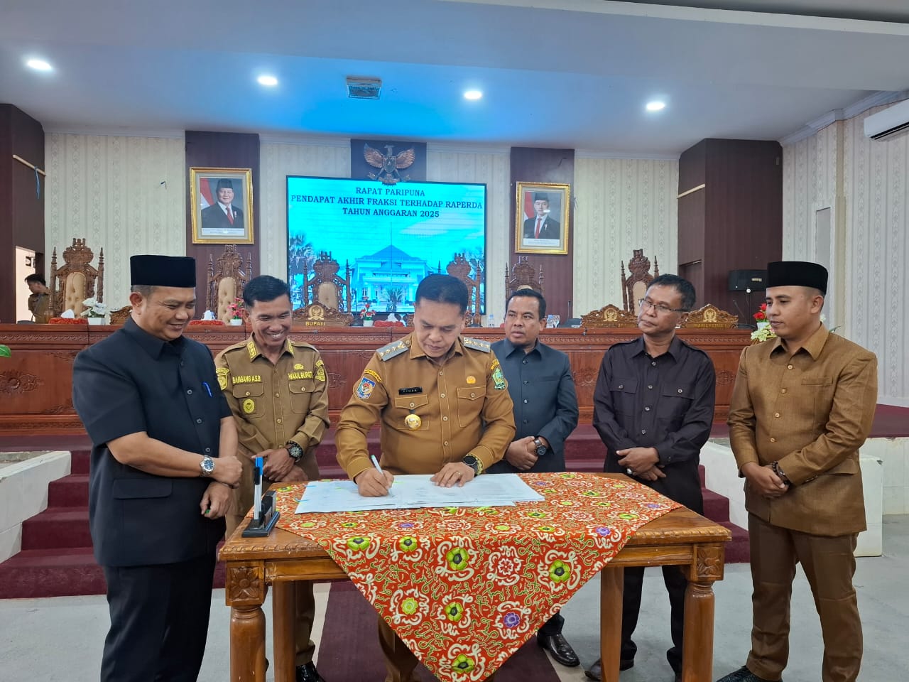 APBDP 2025 Lebong Disahkan, Lima Fraksi DPRD Sampaikan Catatan ke Bupati Lebong 