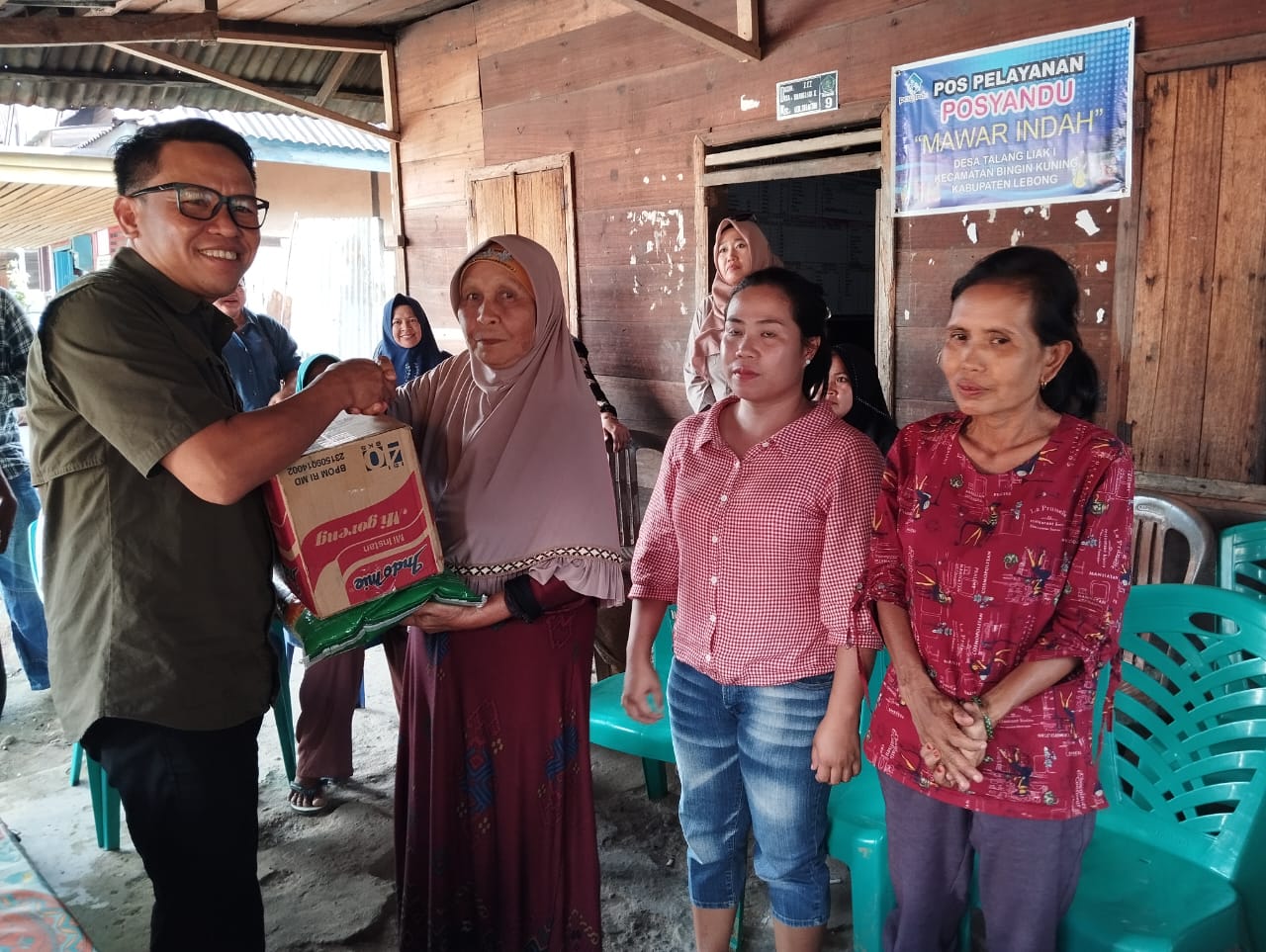 Kepedulian Tanpa Batas: Bantuan Listrik dan Sembako untuk Korban Banjir Lebong