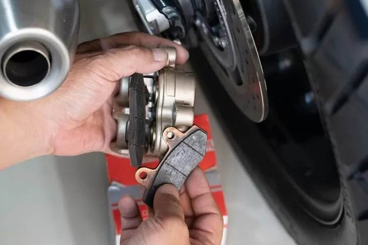 5 Tanda Kampas Rem Motor Perlu Diganti, Silakan Disimak