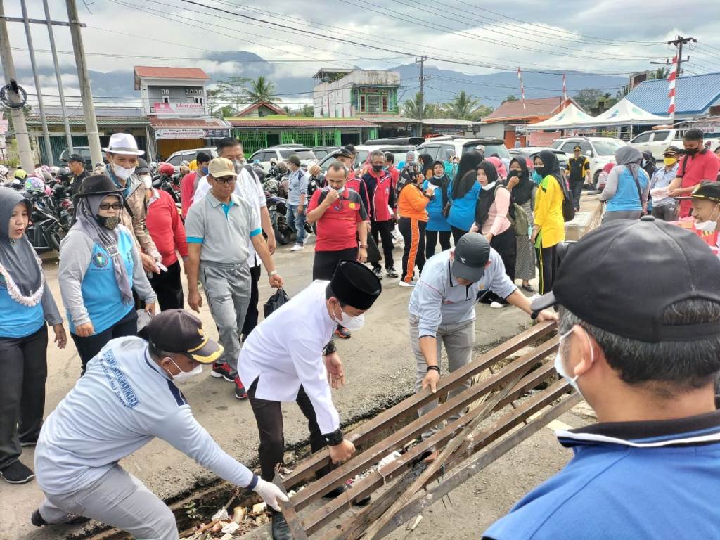 Bupati Turun Tangan Bersihkan Sampah di Pasar Rakyat