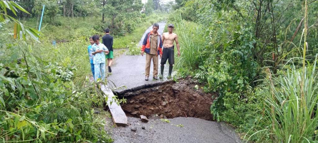 Diterjang Banjir, Jembatan Penghubung Pelabai-Sukau Kayo Putus