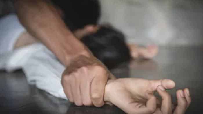 Diperkosa Oknum Guru Pesantren, Santriwati Melahirkan di Kamar Mandi