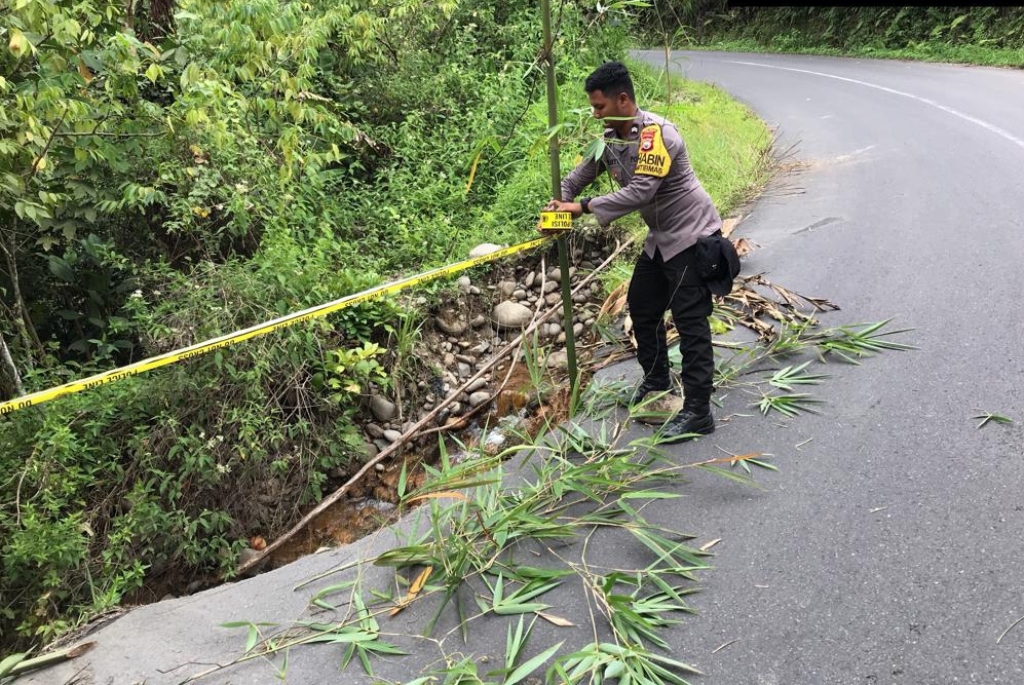 Jalan Provinsi di Lebong, Dipasangi Police Line