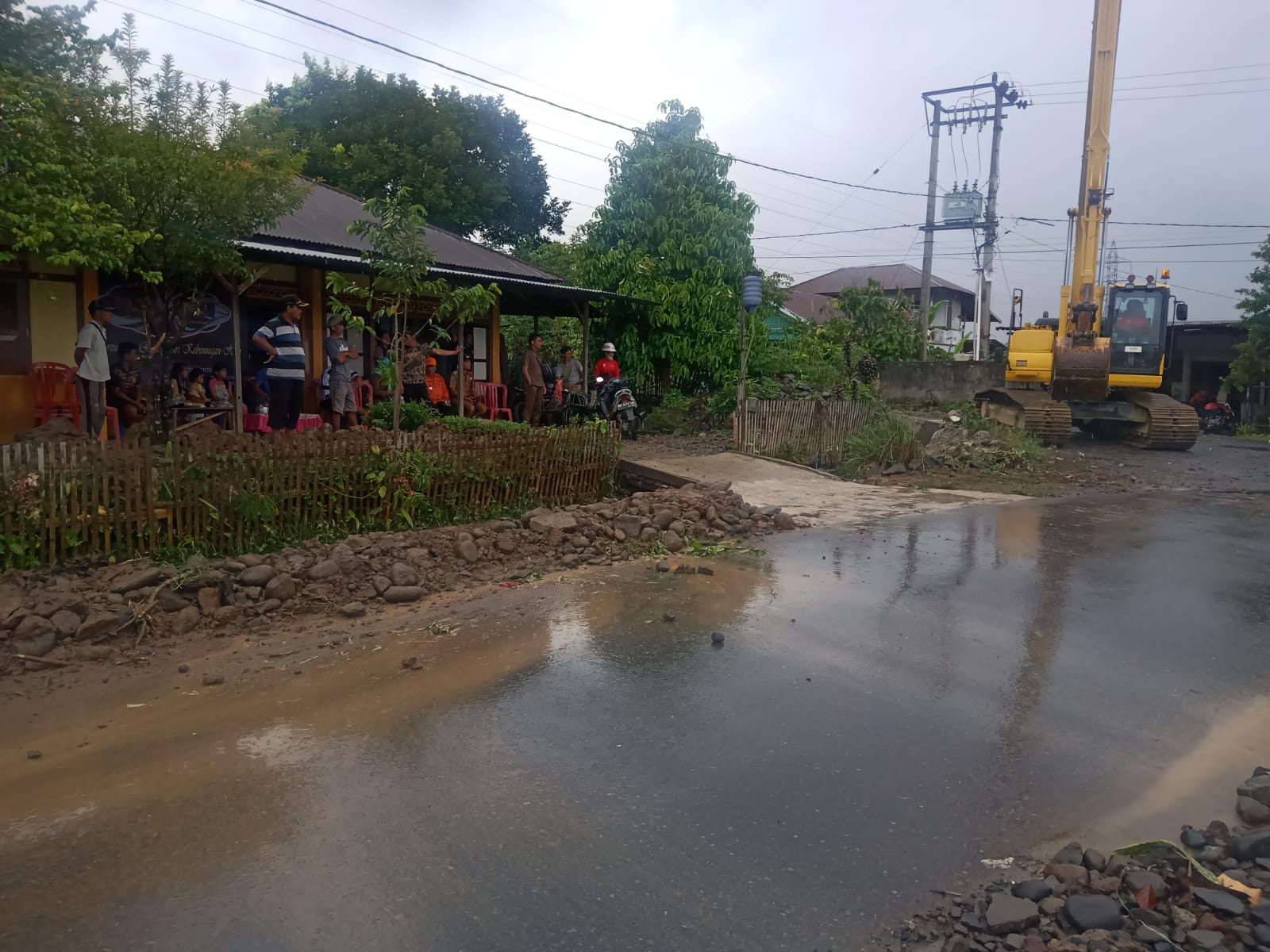 Wabup Turun Tangan Atasi Banjir di Dusun Sendiri