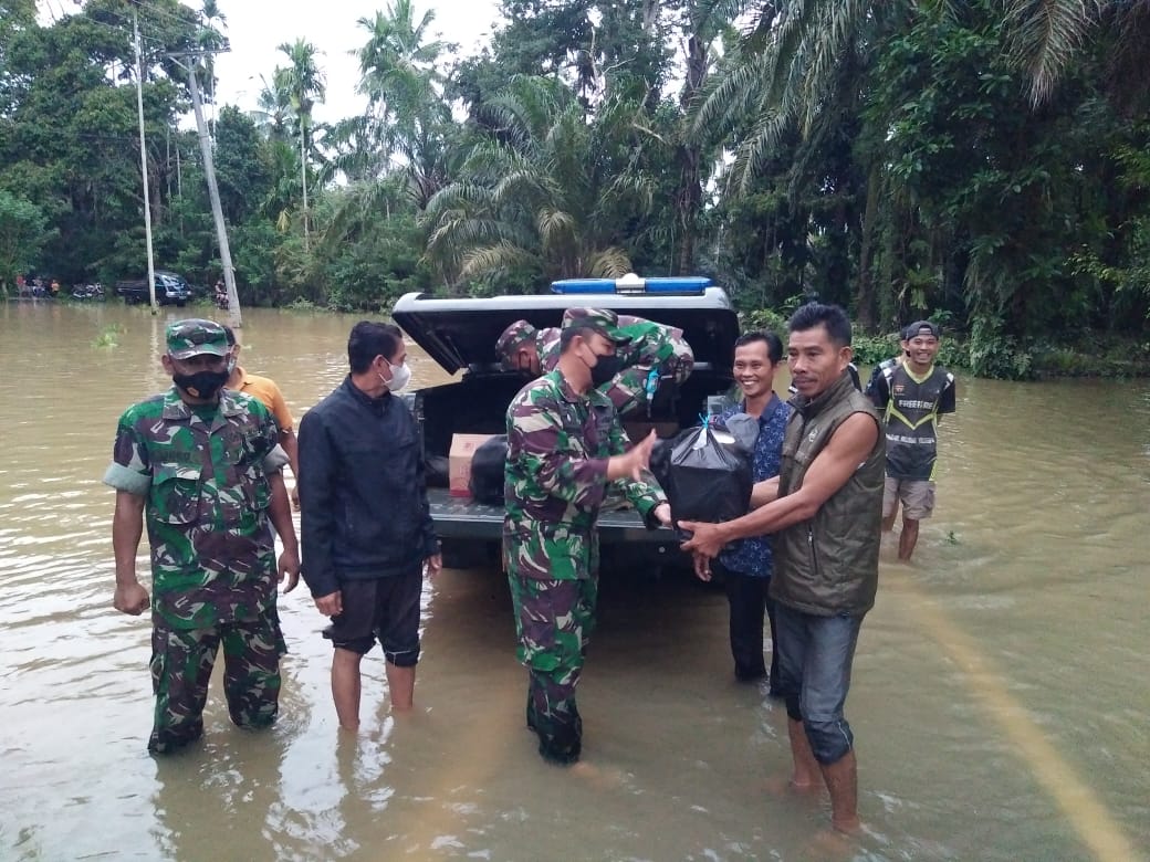 Terjun Lokasi Banjir, Dandim 0423 BU Rela Basah-Basah