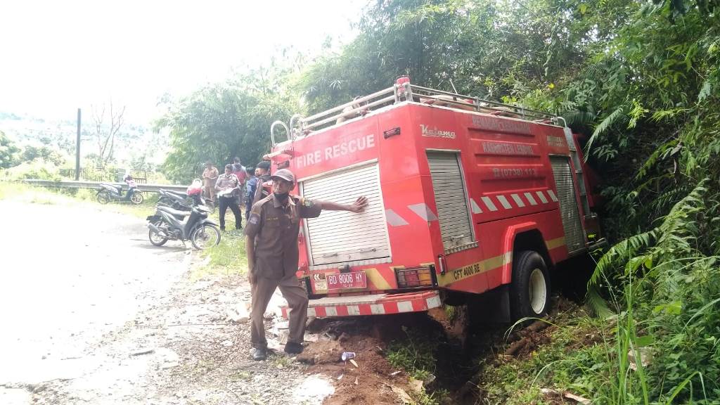 Niat Bantu Kebakaran, Tiba-tiba Rem Blong, Mobil Damkar 'Nyungsep' di TPU