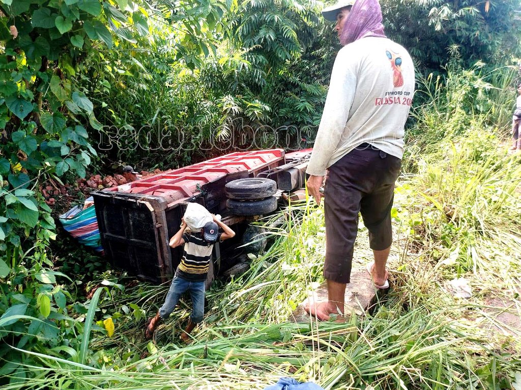 Makan Korban Lagi, Truk Muatan Bata Terguling di Tebing Talang Ulu