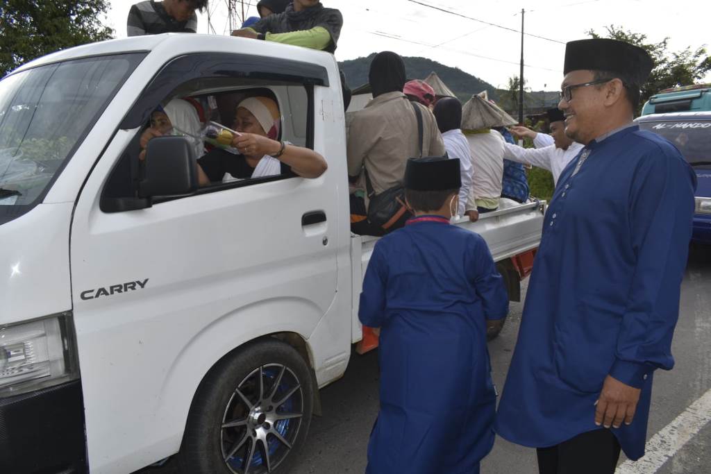 Bagi-Bagi Takjil Sambut HUT Bawaslu ke 14