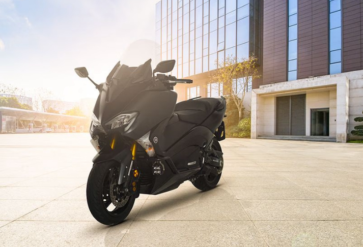 Yamaha TMAX 560 Black Max Edition, Hitam Dominan