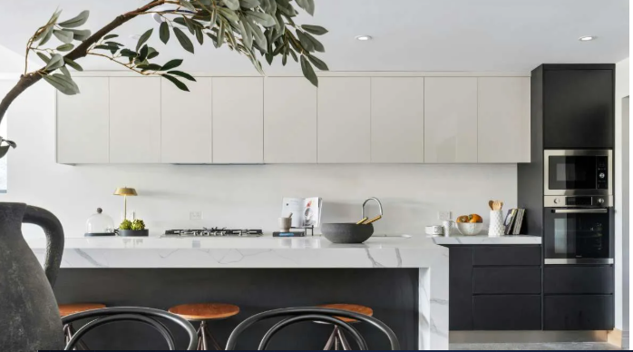 6 Cara Membuat Meja Dapur Kusam Kembali Segar Tanpa Renovasi Besar