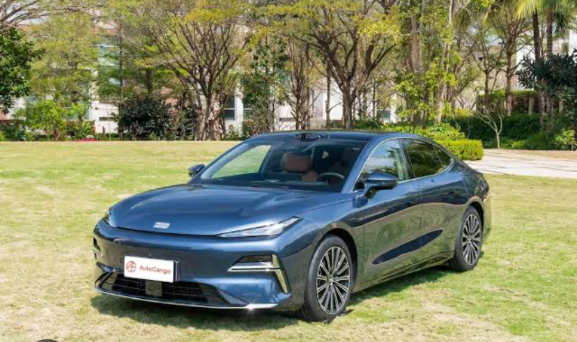 Geely Starshine 8: Sedan Hybrid Ini Tembus 1.725 Km