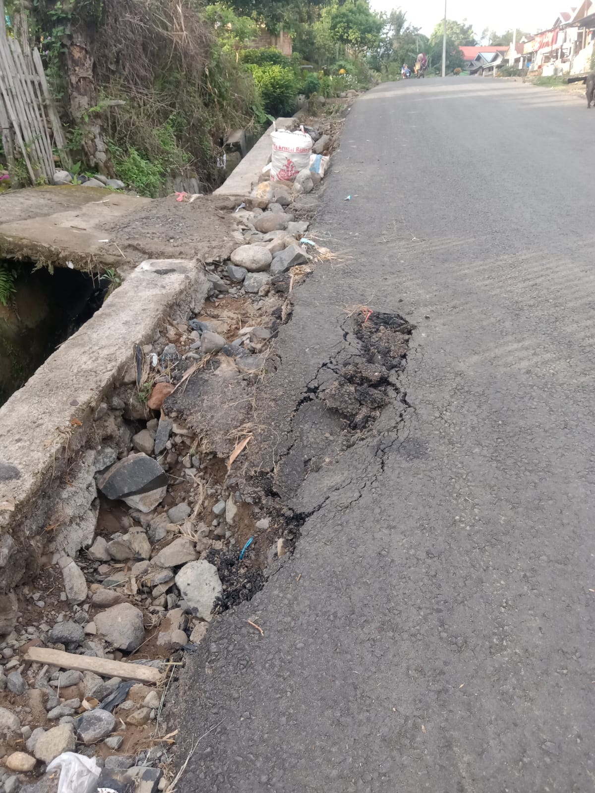 Belum Setahun Jalan Hotmix GOR-Solok Rusak ,Dinas PUPR-Hub Lebong Minta Kontraktor Untuk Perbaiki