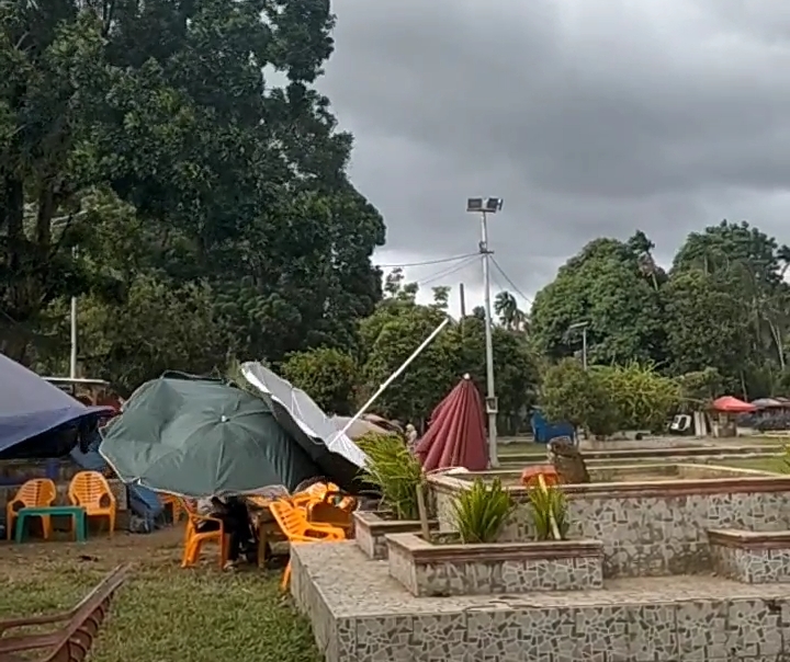 Badai Porak Porandakan Tenda Pedagang Alun Alun Bengkulu Utara