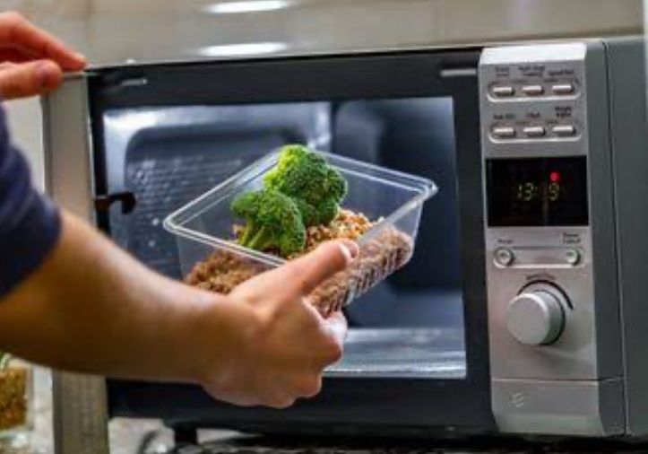 5 Makanan Ini Gak Boleh Dipanaskan di Microwave Bahaya Bagi Kesehatan