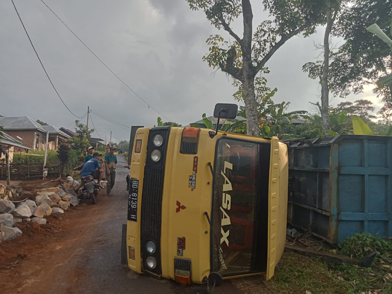 Usai Truk Ambles di Jalan Inpres Lebong, Giliran Mobil Dump Truck Muatan Batu Terbalik, Begini Kondisinya