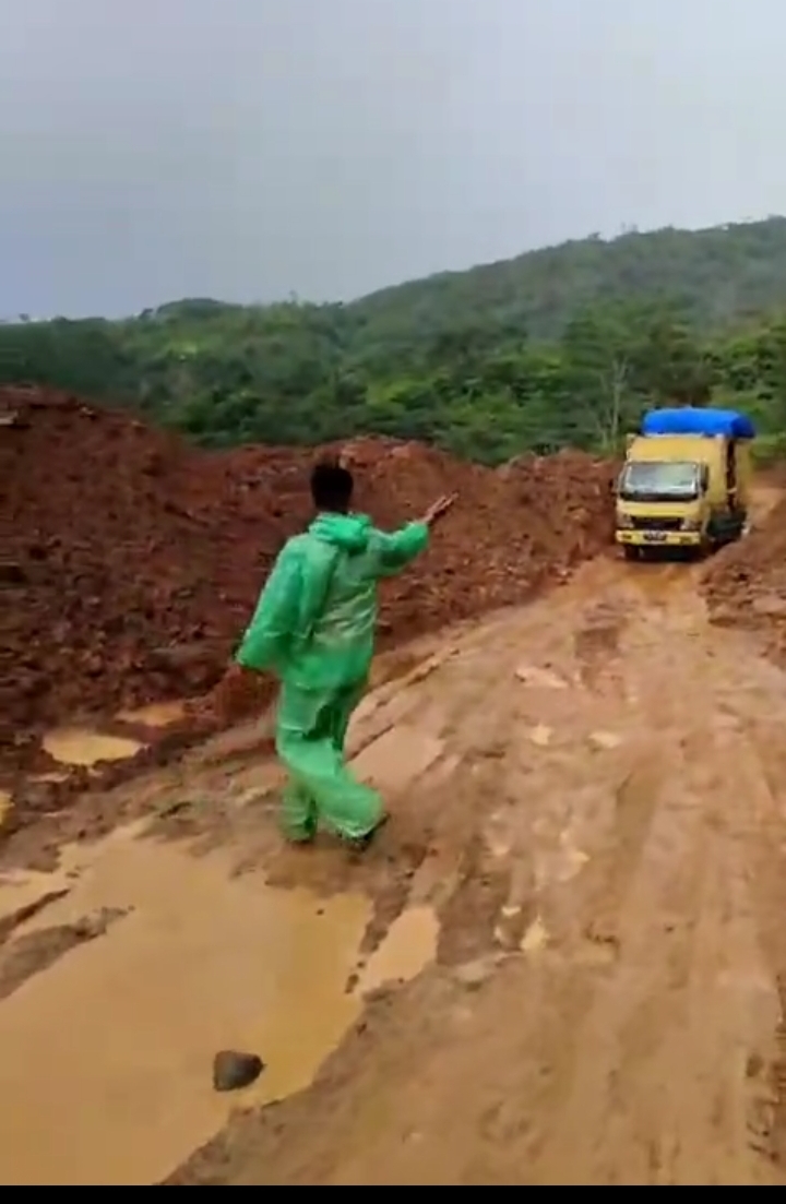 Kondisi Terkini Jalan Lebong-Rejang Lebong, Longsor Sudah Disingkirkan, Tapi Masih Sangat Darurat dan Licin