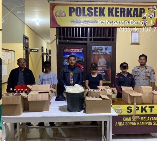 Penjual dan Ratusan Botol Miras Diamankan Polisi 