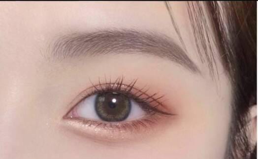 Mau Tampil Eye-Catching dengan Mata Sipit ala Korea? Kamu Bisa Gunakan Trik Makeup Simpel Berikut Ini!