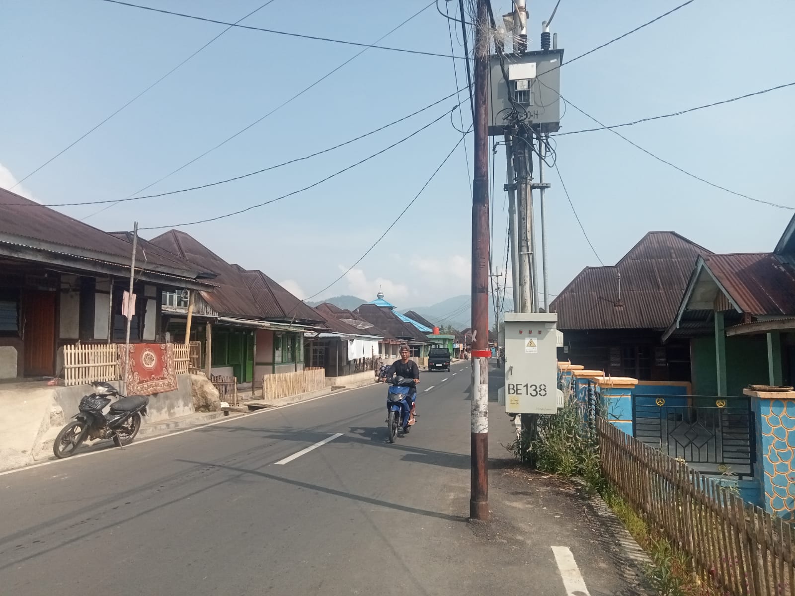 Meski Sudah Diprotes Warga, Puluhan Tiang Listrik di  Jalan Belum Dipindahkan 