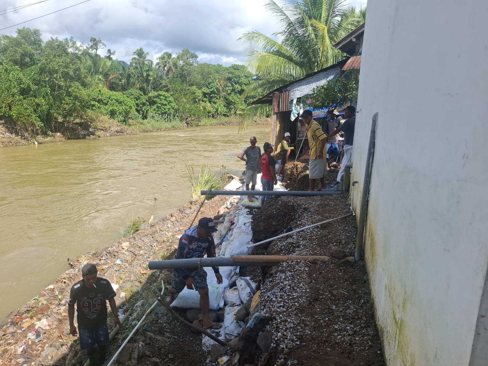 Pemdes Pangkalan Bersama Warga Goro Perbaiki Bronjong yang Amblas Terseret Arus Sungai