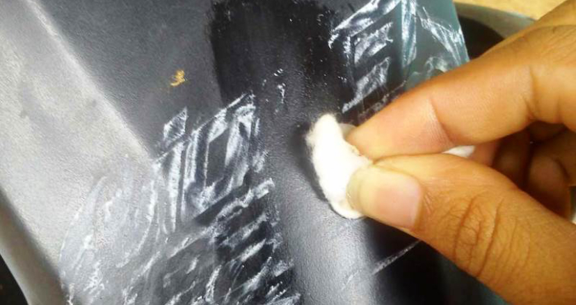 Cara Menghilangkan Bekas Stiker di Body Motor