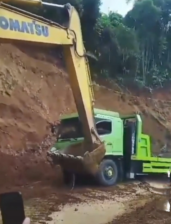 Truk Terperosok Berhasil Dievakuasi, Situasi Jalan Lebong-Rejang Lebong Masih Mencekam 