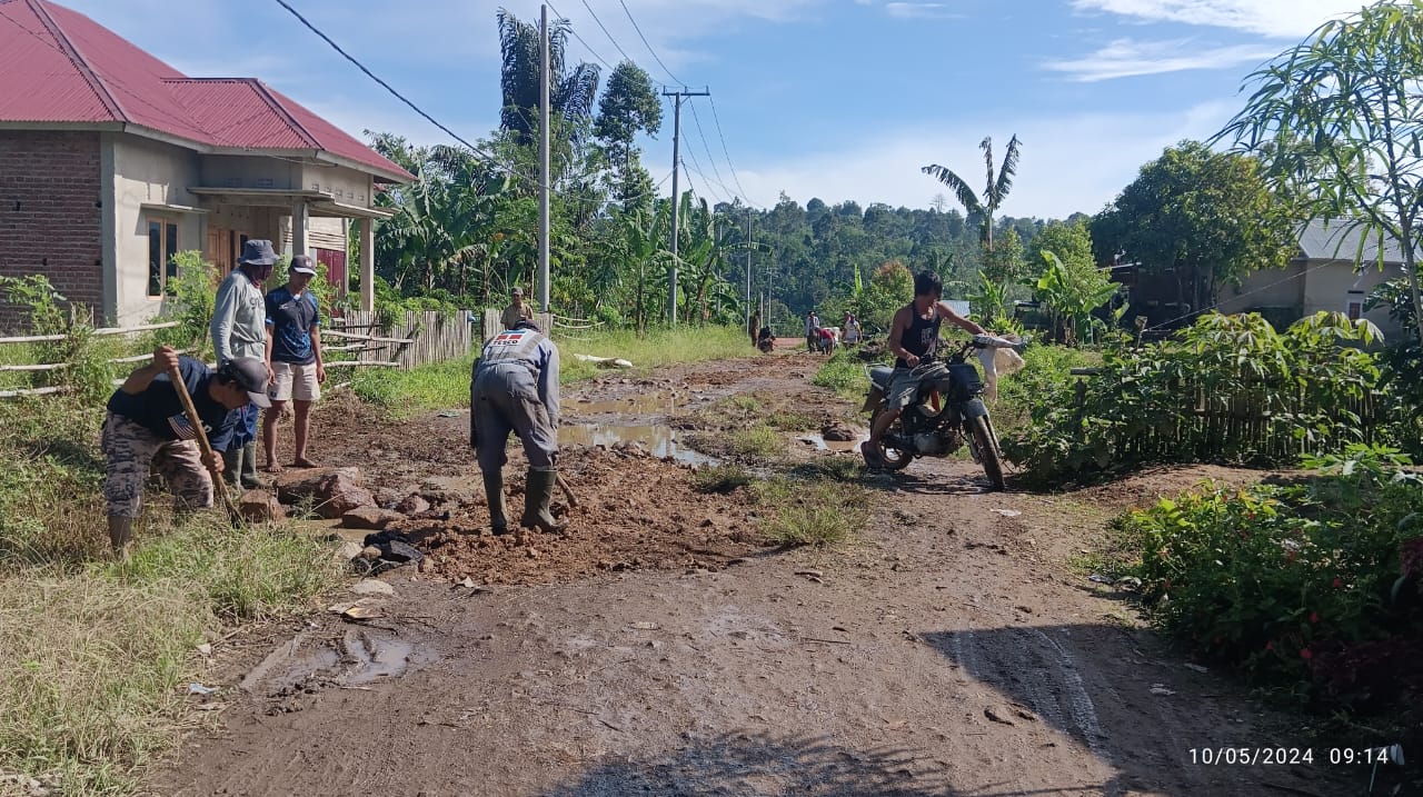 Tak Ada Pembangunan Pemerintah, Warga Desa Danau Liang Lebong Perbaiki Jalan Rusak dengan Swadaya