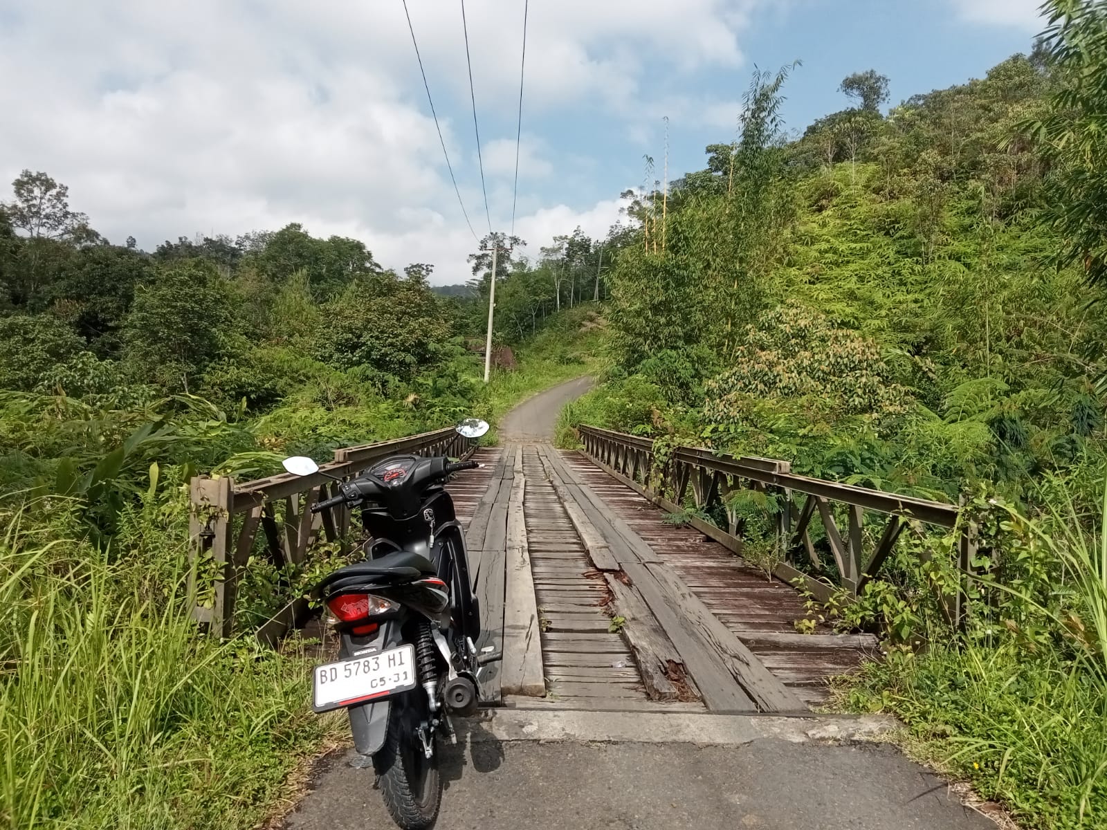 Jembatan Kayu Mangkurajo Membahayakan, Warga Minta Perbaikan Permanen
