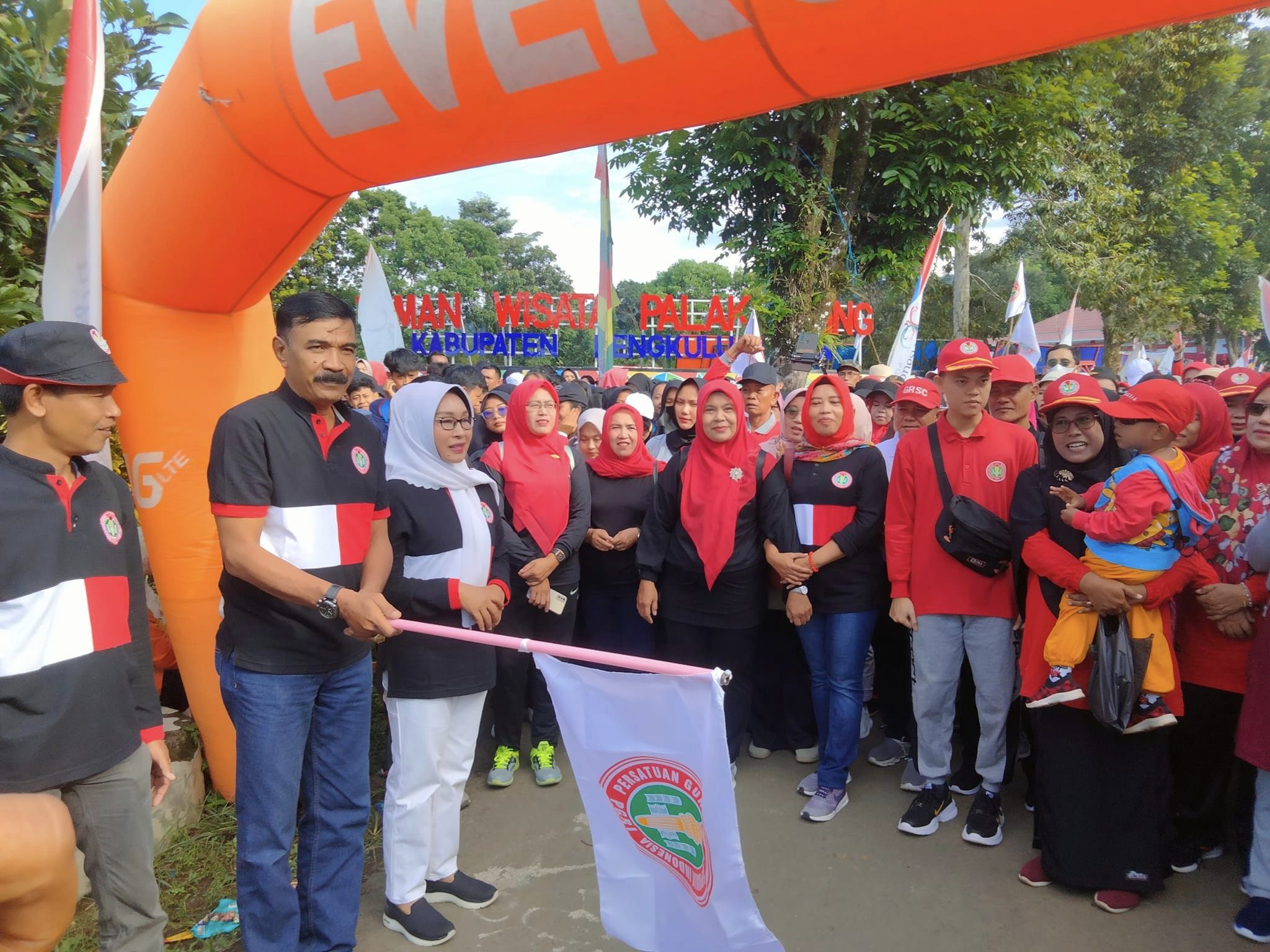 Menginspirasi di Hari Guru Nasional: Ratusan Guru dan Siswa Bengkulu Utara Ikuti Jalan Santai HUT HGN
