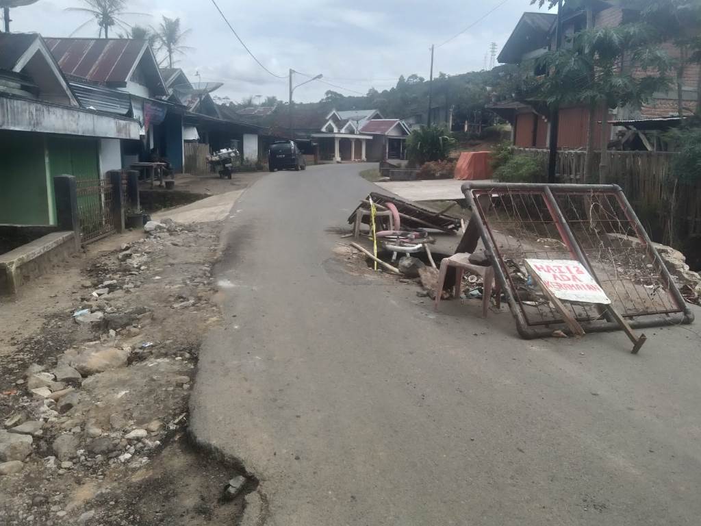 Desa di Lebong Lakukan Perbaikan Jalan Provinsi dengan Alat dan Bahan Seadanya 