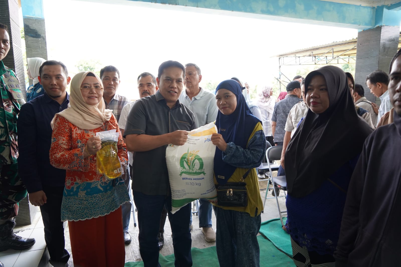 17.039 Warga Terima Bantuan Pangan Beras dan Minyak Goreng 