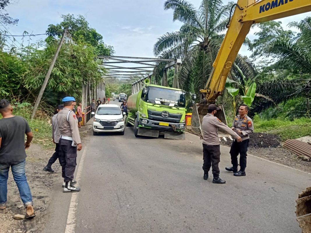 Antisipasi Jembatan Jebol,Truk Over Tonase Dilarang Melintas  
