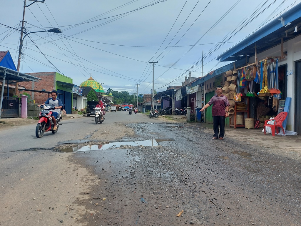 Jalan Menuju Kampung Jawa yang Rusak Masih 'Dicueki', Lurah : Sudah Banyak yang Ngeluh