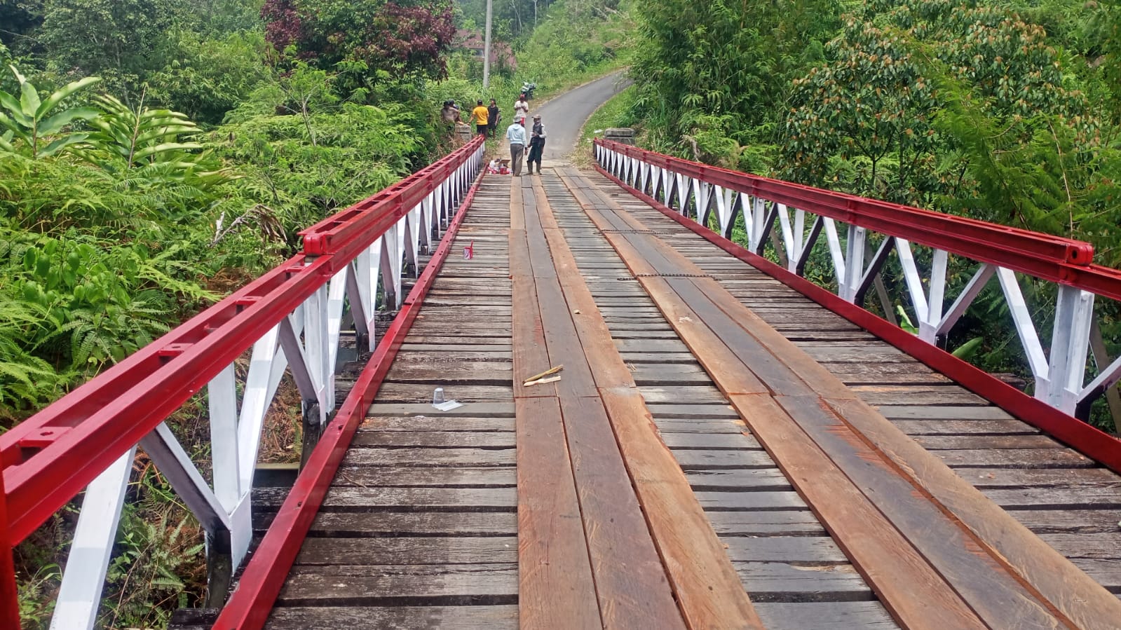 Sinergi Pemdes Mangkurajo dan Polsek Lebong Selatan, Jembatan Warga Dibuat Lebih Kokoh