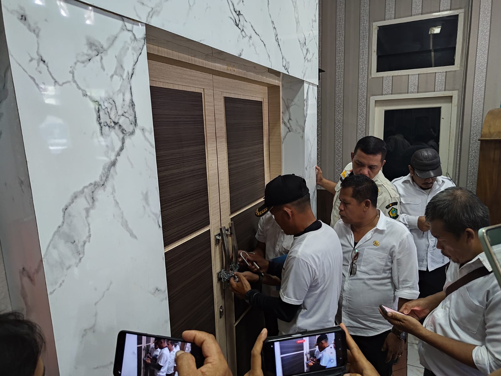 Massa Forum Birokrasi Pemerintah Lebong Bertolak Menuju Pemkab dan DPRD, Segel Ruang Kerja Plt.Bupati Lebong 