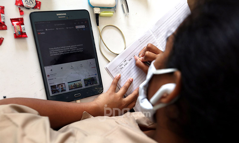 Menkomdigi: Roblox dan YouTube Belum Patuhi Aturan Batas Usia PP Tunas