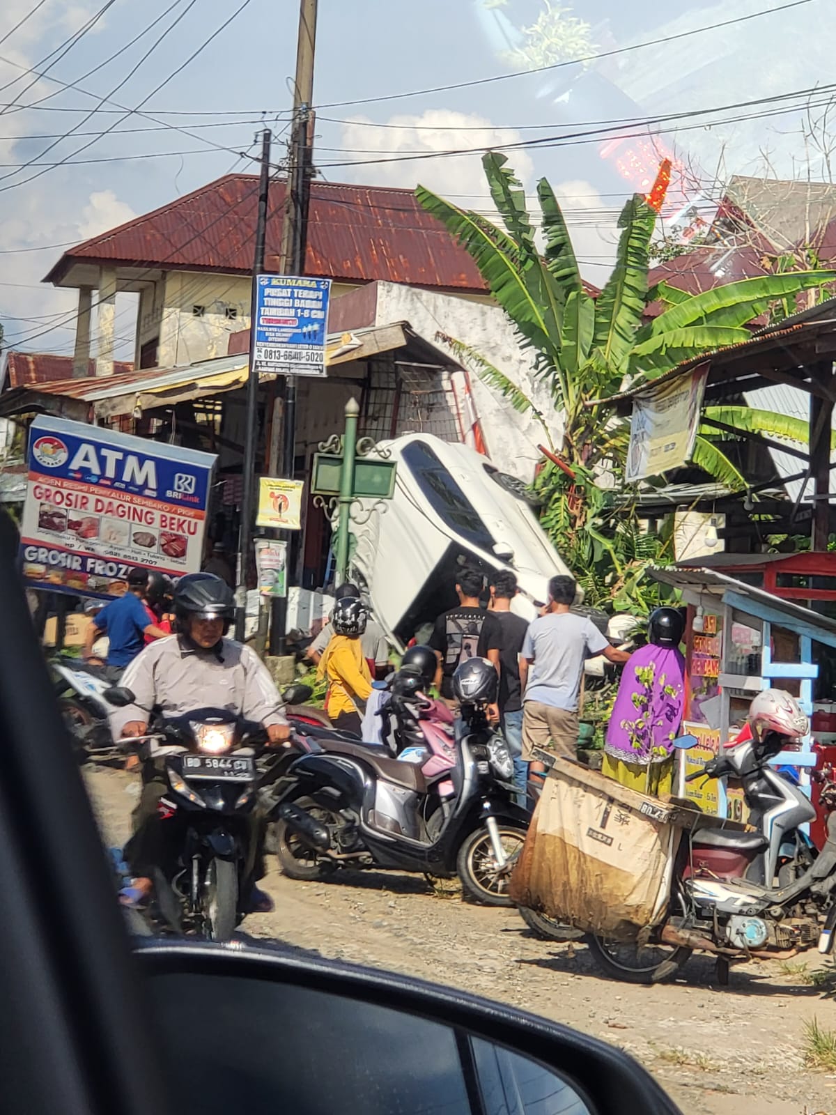 Avanza Terjungkal, 2 Pengendara Sepeda Motor Luka Berat, Pengendara Mobil Luka Lecet 