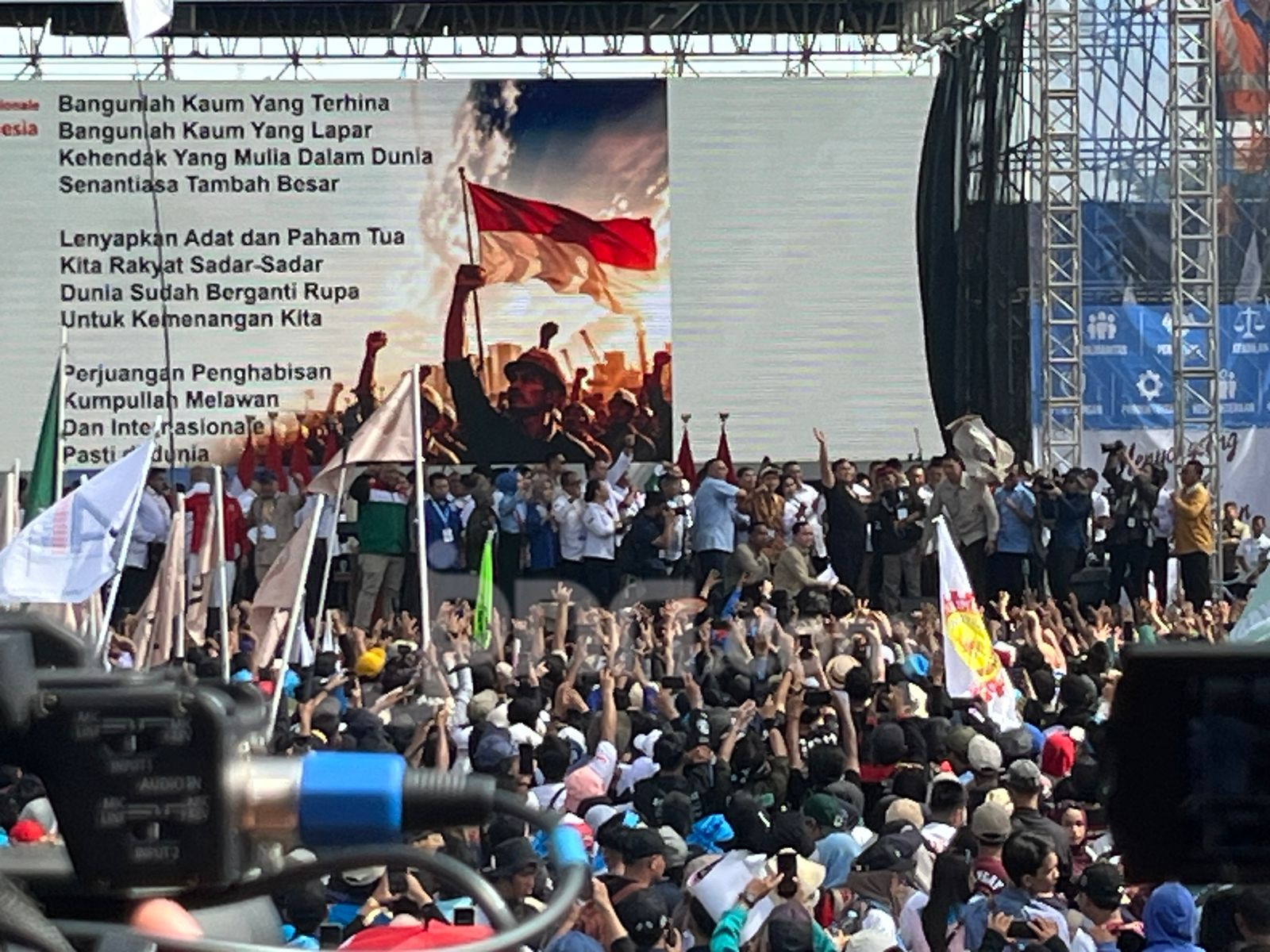 Presiden Prabowo Hadir, Lepas Kemeja Dihadapan Ribuan Buruh Peringatan May Day 2026