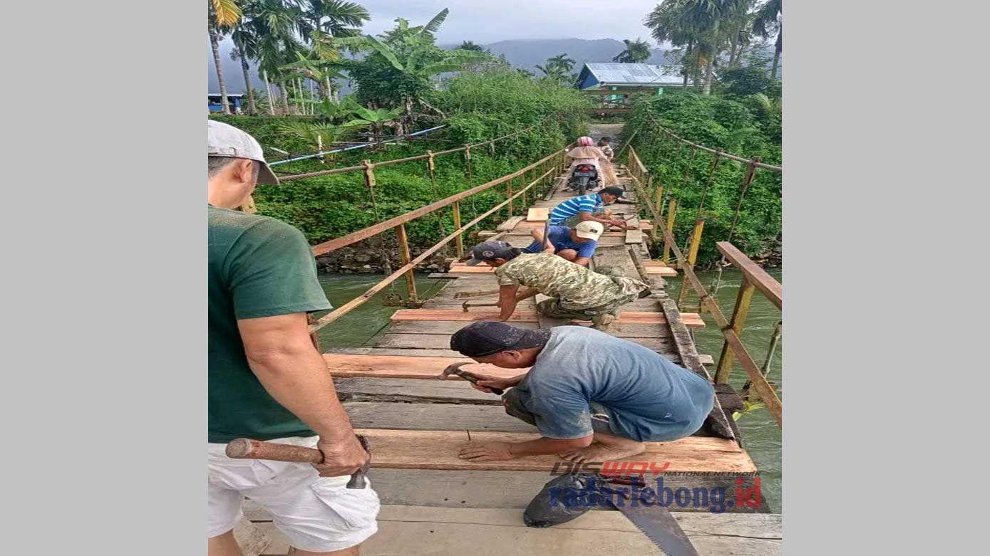 Warga Pungguk Pedaro Swadaya Perbaiki Jembatan Gantung, Padahal Sudah Direhab, Tapi Tak Selesai