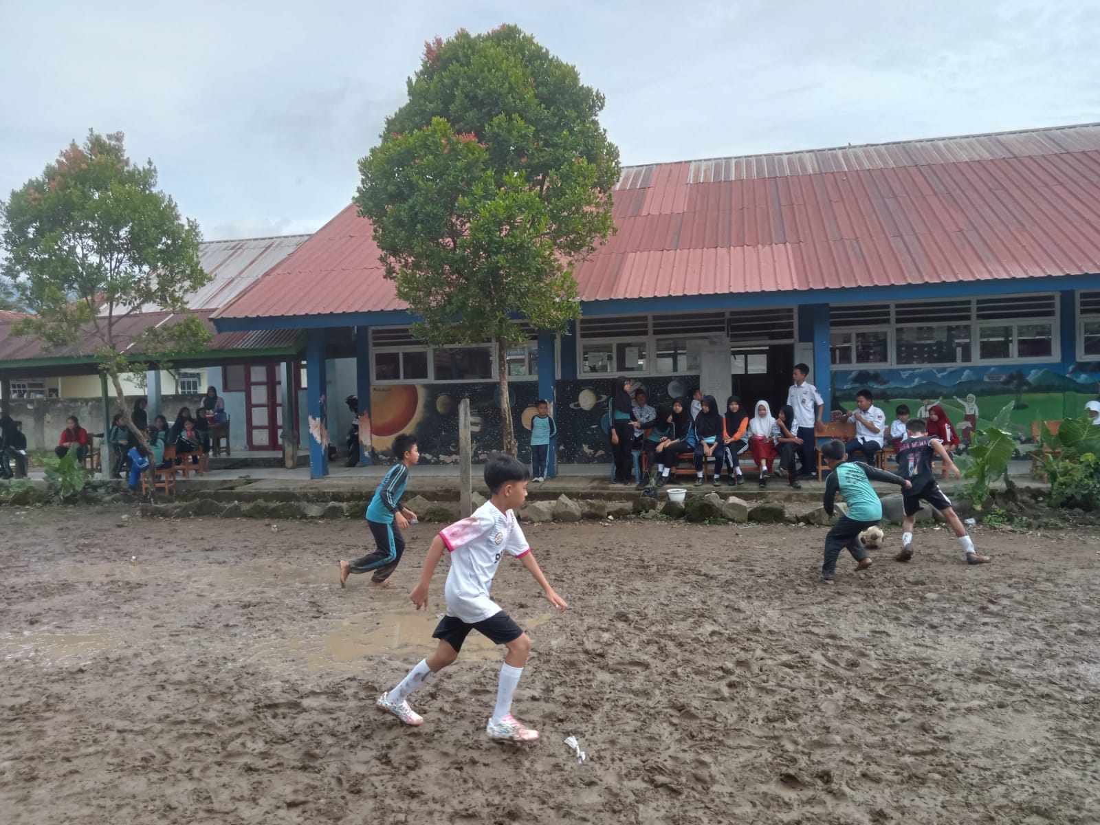 SDN 21 Lebong Tetap Gelar Class Meeting Meski Lapangan Becek Puluhan Tahun