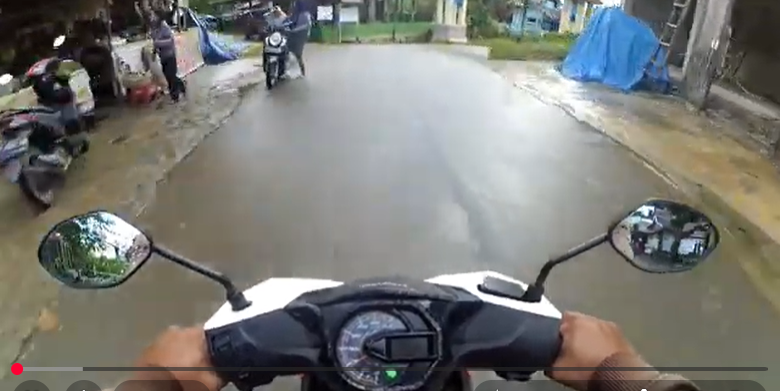 Tips Berkendara Motor di Jalan Licin Saat Hujan Ringan