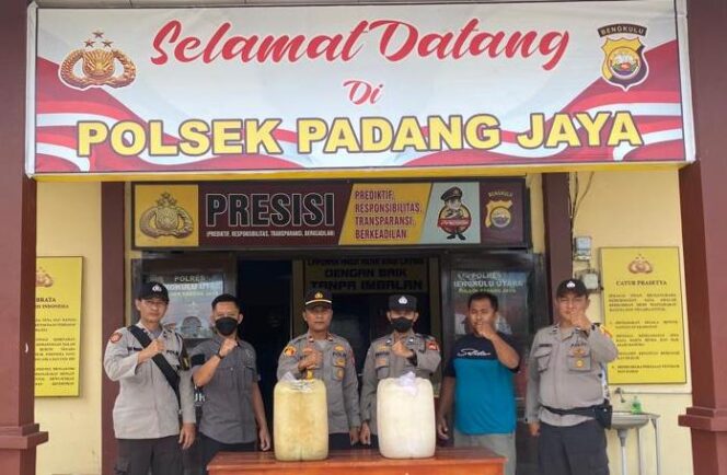 Polsek Padang Jaya Amankan Puluhan Liter Miras