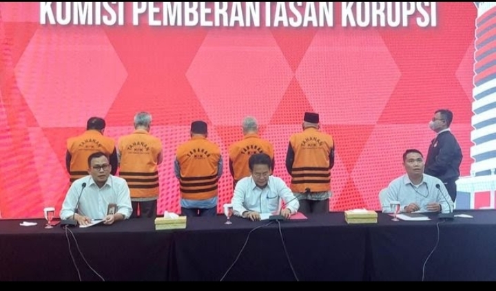 Perkara Suap APBD, 5 Eks Anggota Dewan Jambi Gunakan Rompi Orange KPK 