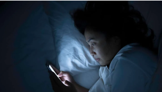 Sering Scroll HP Sebelum Tidur? Waspadai 5 Dampaknya bagi Kesehatan
