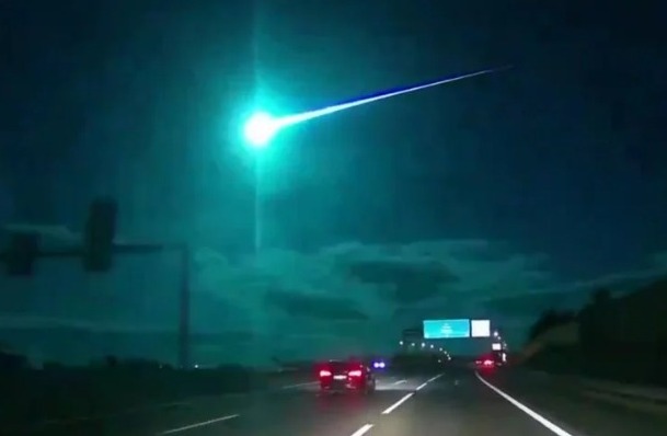 Meteor Spektakuler Terangi Langit Portugal dan Spanyol, Viral di Media Sosial!