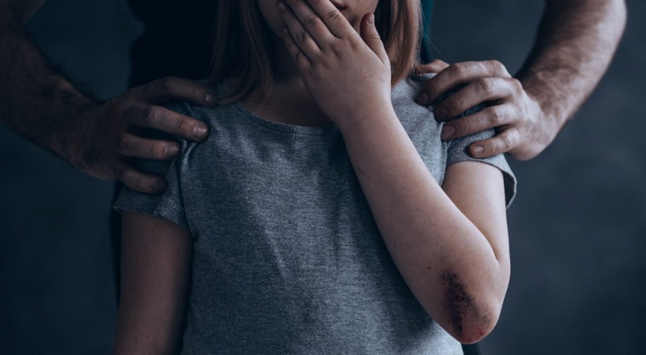 Ayah Biadab, Naik Plafon untuk Perkosa Anak Tiri Usia 6 Tahun