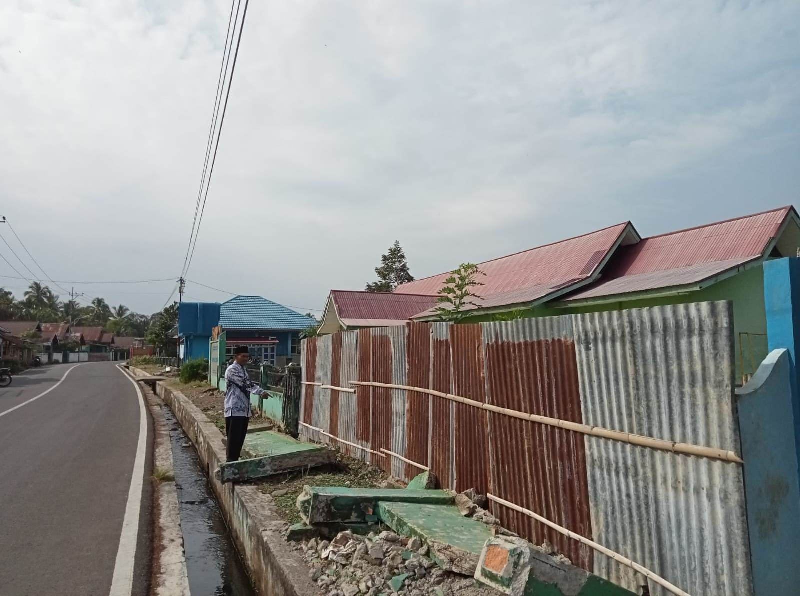 Pagar SMPN 9 Lebong Rusak Pasca Banjir, Belum Diperbaiki
