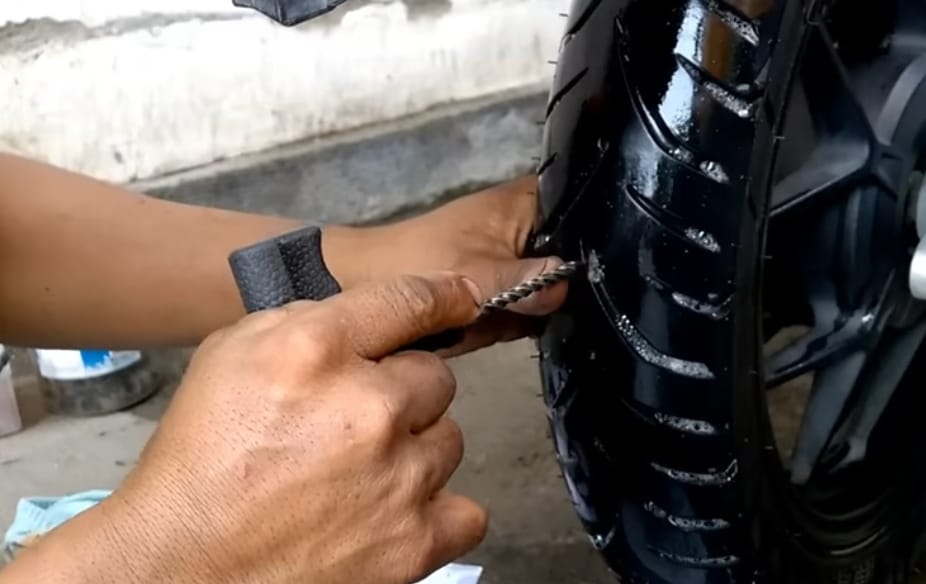 Tak Melulu Harus ke Bengkel, Ternyata Ban Tubeless Motor Bisa  Ditambal Sendiri, Gampang Kok!