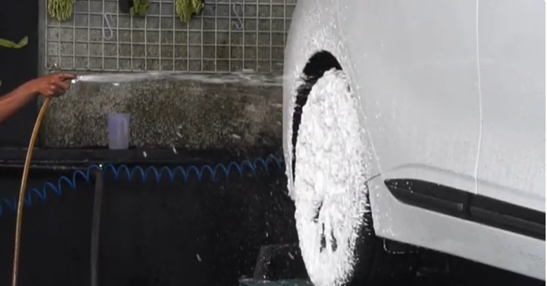   Cara Mencuci Mobil Listrik dengan Aman Seperti Mobil Konvensional