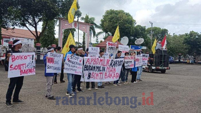 Demo di Kantor Bupati Bengkulu Utara, Ini Tuntutan Masyarakat Peduli Pembangunan